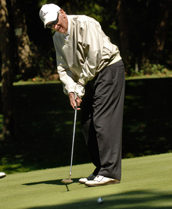 Tom Harrington, who has macular degeneration, putts on the first green at Edgmont Country Club in Delaware County.